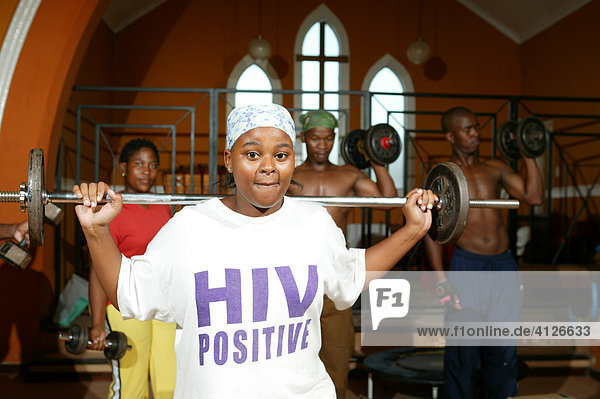 Kirche in Fitness Studio umgewandelt  junge Frau  Kapstadt  Südafrika  Afrika