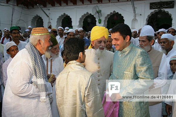Muslim dignitaries  guests at a Sufi wedding  Sufi shrine  Bareilly  Uttar Pradesh  India  Asia