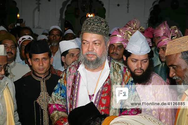 Hazrat Shah Mohammed Hasnain Hasni Mian Sahib Niazi during a wedding  Sufi shrine  Bareilly  Uttar Pradesh  India  Asia