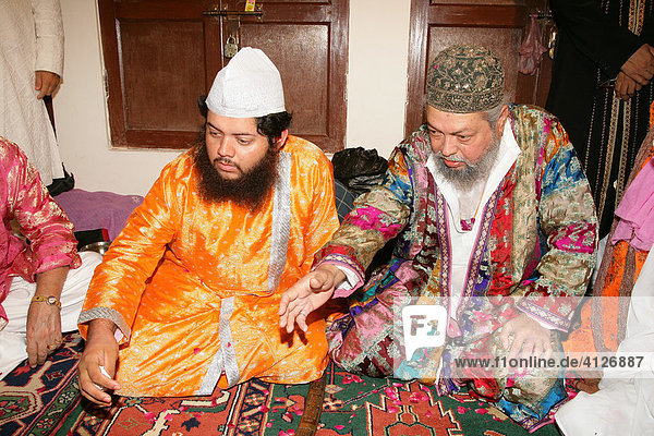 Hazrat Shah Mohammed Hasnain Hasni Mian Sahib Niazi and his son Sheik Medimir Naizi during a wedding  Sufi shrine  Bareilly  Uttar Pradesh  India  Asia