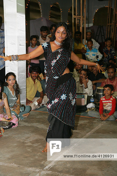 Tanzende Frau  Sufi-Schrein  Bareilly  Uttar Pradesh  Indien  Asien