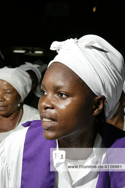 Betschwester  Portrait  Gottesdienst  Douala  Kamerun  Afrika