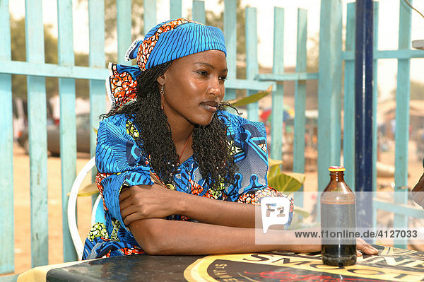 Frau mit Getränk im Cafe  Garoua  Kamerun  Afrika