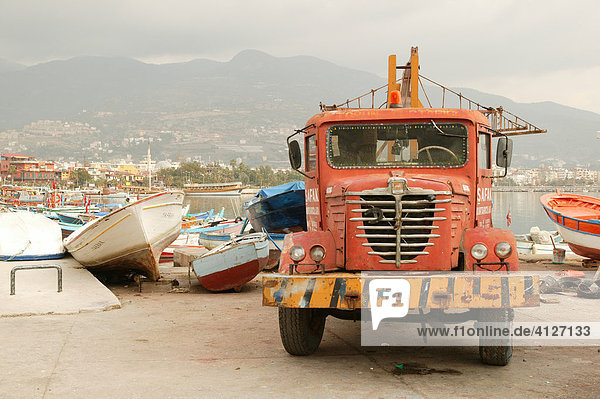 Alter LKW  Boote im Hafen  Alanya  Südtürkei  Türkei  Asien