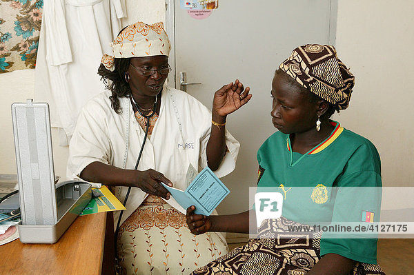 Ärztin untersucht eine Frau  Schwangerschafts Vorsorge Untersuchung  Beratung  Garoua  Kamerun  Afrika
