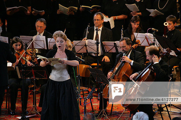 Sängerin bei einem Konzert in der Kirche  Pfarrkirche St. Nikolaus  Mühldorf am Inn  Oberbayern  Bayern  Deutschland  Europa