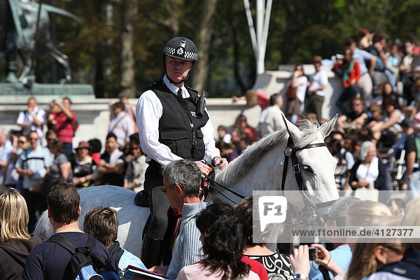 Polizisten vor dem Buckingham Palace London England Großbritannien Europa