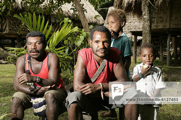 Männer während einer Versammlung der Dorfgemeinschaft  Mindre  Papua Neuguinea  Melanesien  Kontinent Australien