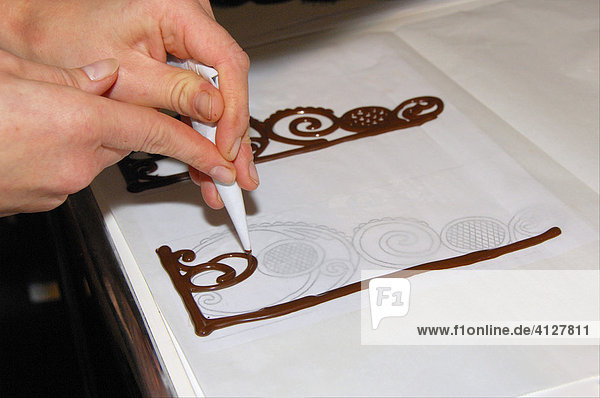 Hand formt ein Schokodesign