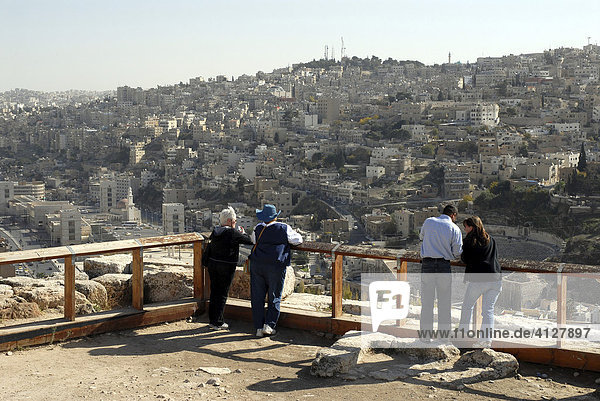 Aussichtspunkt auf dem Zitadellenhügel (Dschebel al-Qalaà) mit Blick auf die Stadt Amman  Jordanien