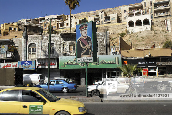 Straßenszene in Amman  Jordanien  mit dem Portrait von König Abdullah II