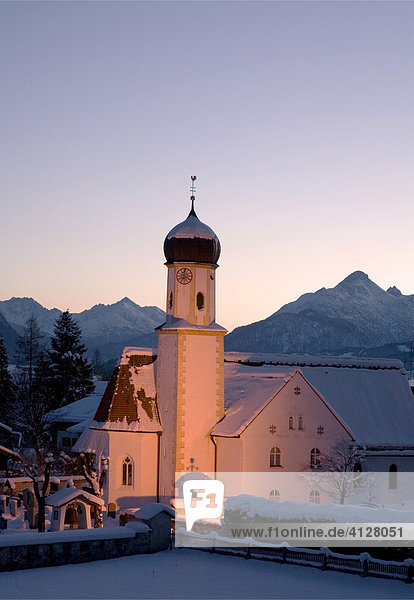 Kirche abends beleuchtet  Wallgau bei Mittenwald  Oberbayern  Bayern  Deutschland  Europa