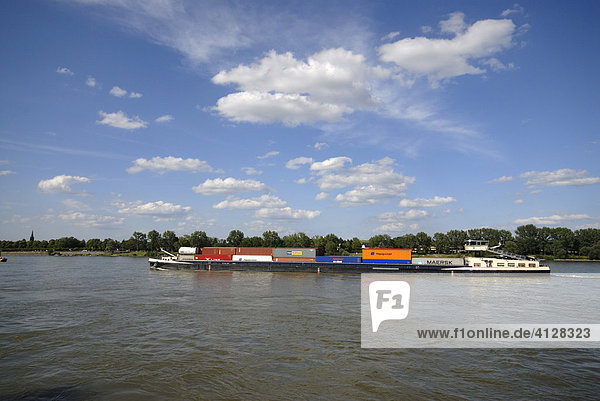 Containerschiff auf dem Rhein bei Bonn Nordrhrein Westfalen Deutschland Europa