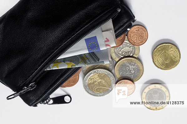 Schwarze Geldbörse mit Euromünzen und Banknoten