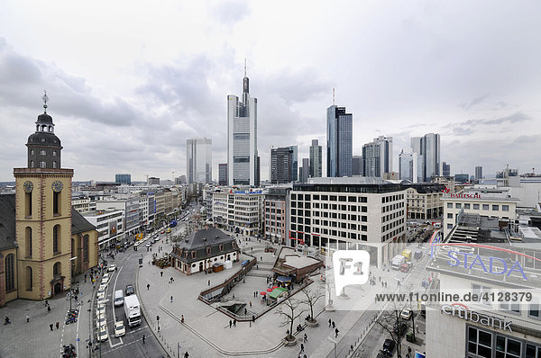 Panoramablick auf die Innenstadt von Frankfurt  Hochhäuser der ansässigen Banken  Frankfurt  Hessen  Deutschland  Europa