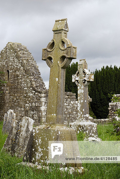 Schiefe keltische Steinkreuze neben einer Klosterruine nahe Slim  Co Meath Irland
