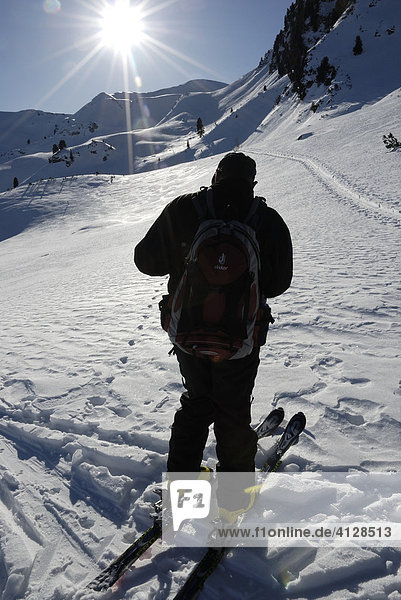 Gegenlichtaufnahme eines Skitourengeher in den tief verschneiten Zillertaler Alpen Tirol Österreich