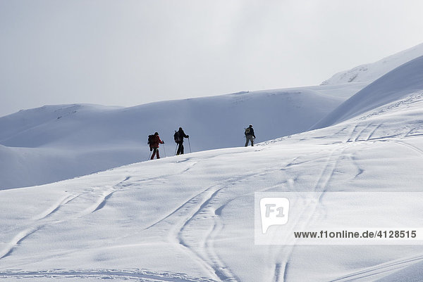 Skitourengeher in den tief verschneiten Zillertaler Alpen Tirol Österreich