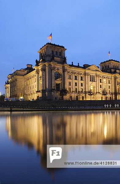 Reichstag  Sitz des Deutschen Bundestages spiegelt sich in der Spree am Abend  Berlin  Deutschland