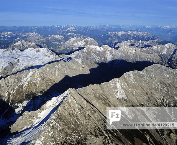 Südliche und Mittlere Karwendelkette  vorne Speckgrat bis Bettelwurf  Karwendel  Tirol  Österreich