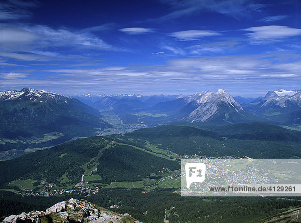 Blick auf Seefeld mitte Mieminger Kette mit Hohe Munde rechts Wettersteingebirge Tirol Österreich
