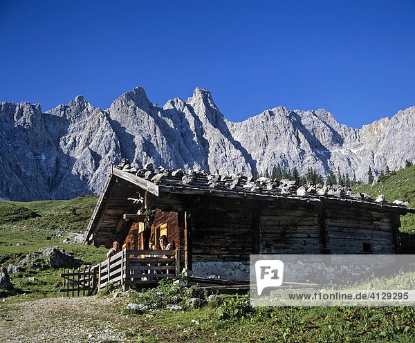 Berghütte  Ladizalm  Bockkarspitze und Nördliche Sonnenspitze  Karwendel  Tirol  Österreich