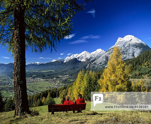 Blick von Mösern ins Inntal  rechts Mieminger Kette mit Hohe Munde  Tirol  Österreich