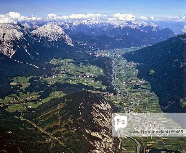 Silz am Inn  vorne Grunberg  Mieminger Plateau  links Mieminger Kette  hinten Karwendelgebirge  Inntal  Tirol  Österreich