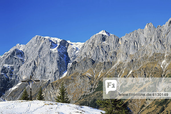 Summit cross with view of Mt. Hochkoenig  Berchtesgadener Alps  Salzburger Land  Austria  Europe