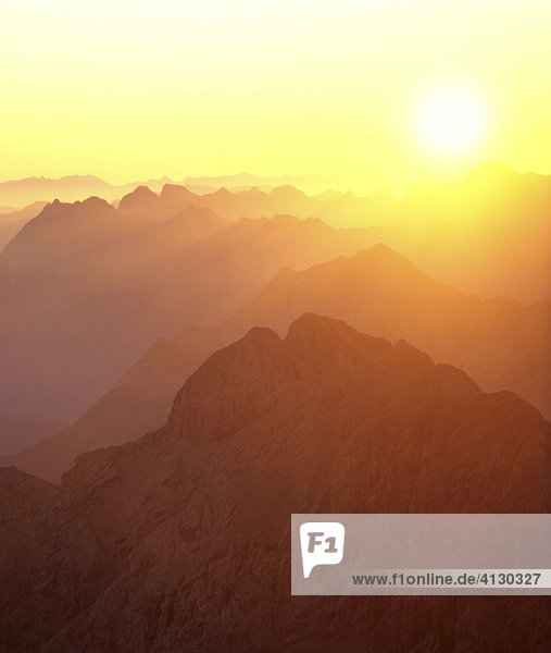 Sonnenaufgang auf der Zugspitze  Panoramablick  Oberbayern  Bayern  Deutschland