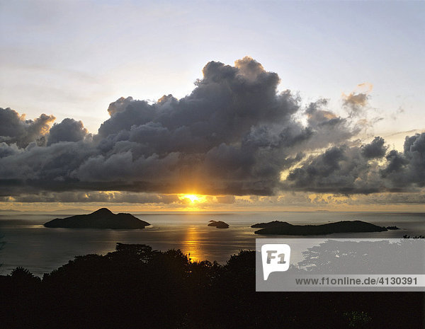 Sonnenaufgang auf Mahe  Seychellen  Indischer Ozean