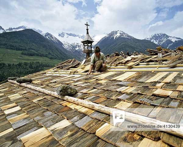 Schindeldach  Erneuerung  Bergbauern  Bichlhof bei St. Johann  Bauernhof im Ahrntal  Südtirol  Italien