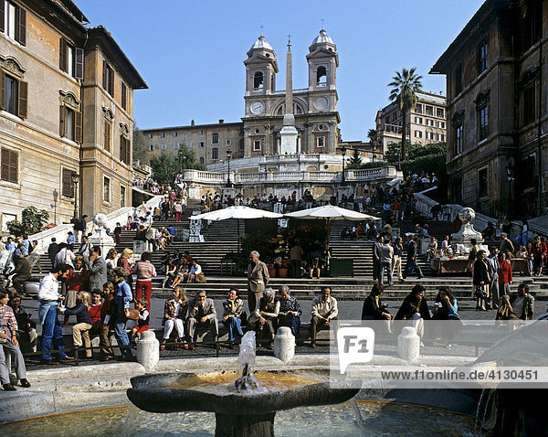 Spanische Treppe  Piazza di Spagna  Brunnen Fontana della Barcaccia  Kirche Santa Trinita  Rom  Italien