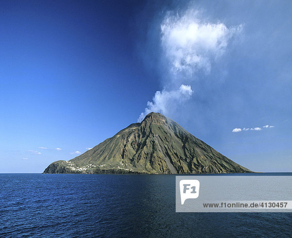 Stromboli  Vulkan  Eruption  Aschewolken  Liparische Inseln  Sizilien  Italien