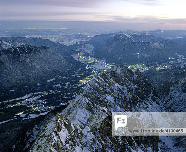 Blick von der Zugspitze  Nachtaufnahme  Lichter von Garmisch-Partenkirchen  Waxenstein  Loisachtal  Werdenfels  Oberbayern  Bayern  Deutschland