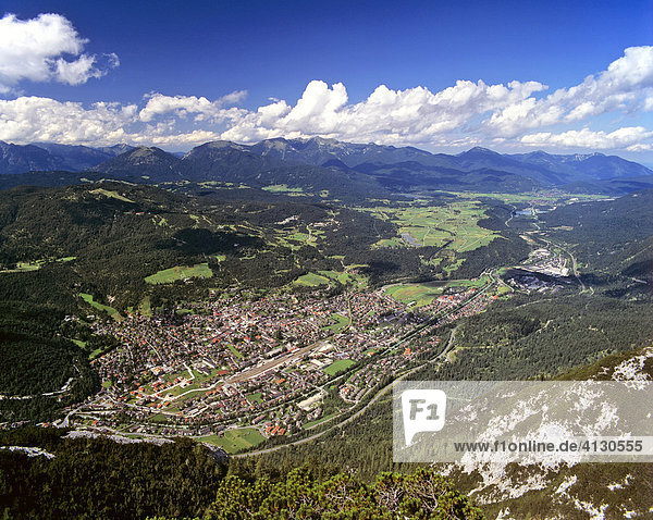 Mittenwald  Panorama  Blick vom Karwendelgebirge  Oberbayern  Bayern  Deutschland