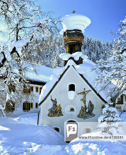 Kapelle bei Klais  verschneite Winterlandschaft  Oberbayern  Bayern  Deutschland