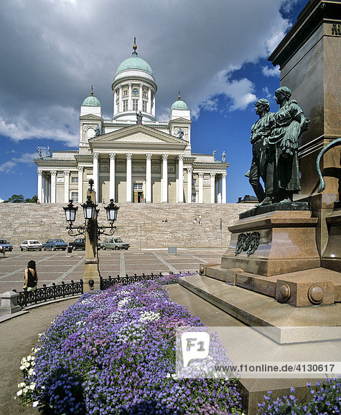 Dom von Helsinki  evangelisch  Denkmal  Statue Alexander II.  Senatsplatz  Helsinki  Finnland