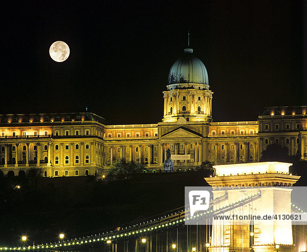 Burgberg mit Palast bei Nacht  Vollmond  Burgpalast  Pfeiler der Kettenbrücke  Donau  Budapest  Ungarn (Montage)