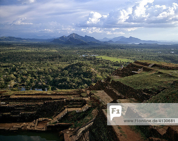 Sigiriya  Panoramablick von der Plattform  Monolith  Löwenfelsen  Felsenfestung  Weltkulturerbe der UNESCO  Sri Lanka