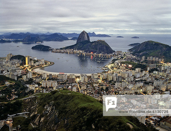 Rio de Janeiro  Blick vom Corcovado über das Zentrum  Botafogo  den Zuckerhut  Copacabana und Ipanema  Dämmerung  Brasilien  Südamerika