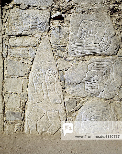 Gliedmaßen  Hieroglyphen- Zeichnungen an der Tempelmauer der Sechin Ruinen  Casma  Peru  Südamerika