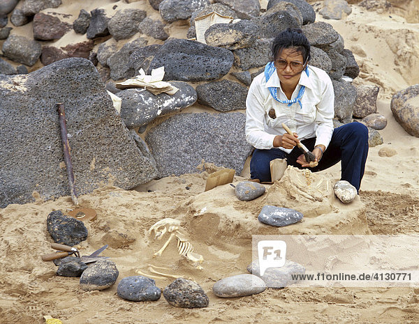 Archäologin vor einer Grabstätte  Kinder-Skelett  Ausgrabung  Rapa Nui  Osterinsel  Chile  Pazifik