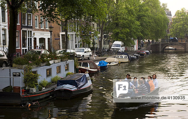 Gracht  abends. Amsterdam  Niederlande.