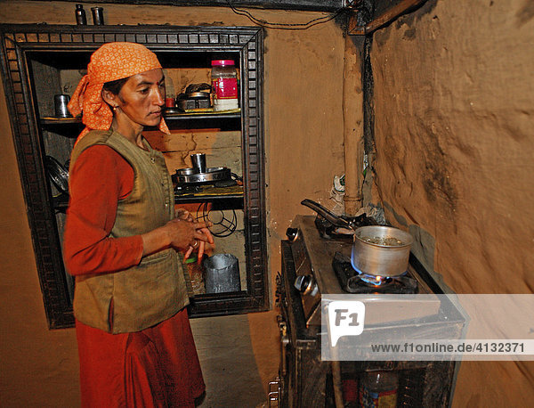 Eine Frau in ihrer Küche  Matiyama  Himachal Pradesh  Indien