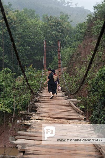 Hängebrücke zwischen Yen Chau und Chien Koy in den Bergen Nordvietnams  Vietnam  Asien