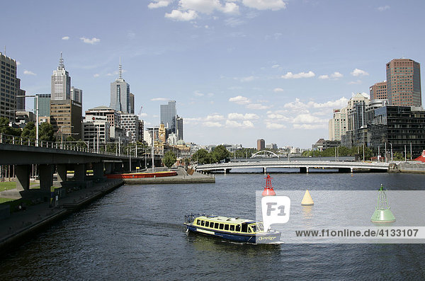 Rundfahrt-Boot auf dem Yarra River mit der Princess Brücke im Hintergrund  Melbourne  Australien