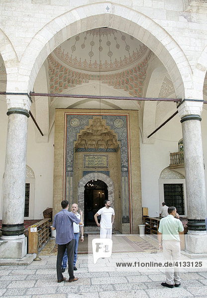 Mittagsgebet in der Gazi-Husrev-Beg-Moschee in der Altstadt  Sarajevo  Bosnien und Herzegowina