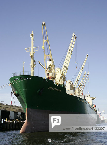 Containerschiff wird im Hafen beladen  Australia  Victoria  Melbourne