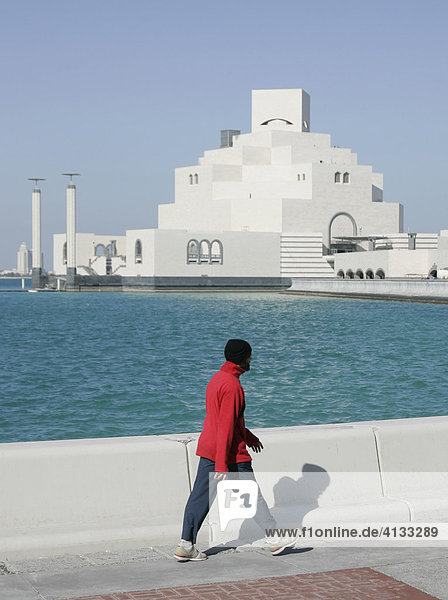 Qatar  Katar  Doha  Museum of Islamic Arts von Architekt Ieoh Ming Pei  Spaziergänger